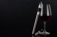 Glacio junto a una copa de vino tinto