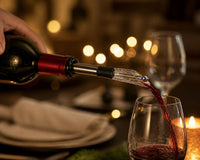 Sirviendo vino con Glacio en una mesa con velas